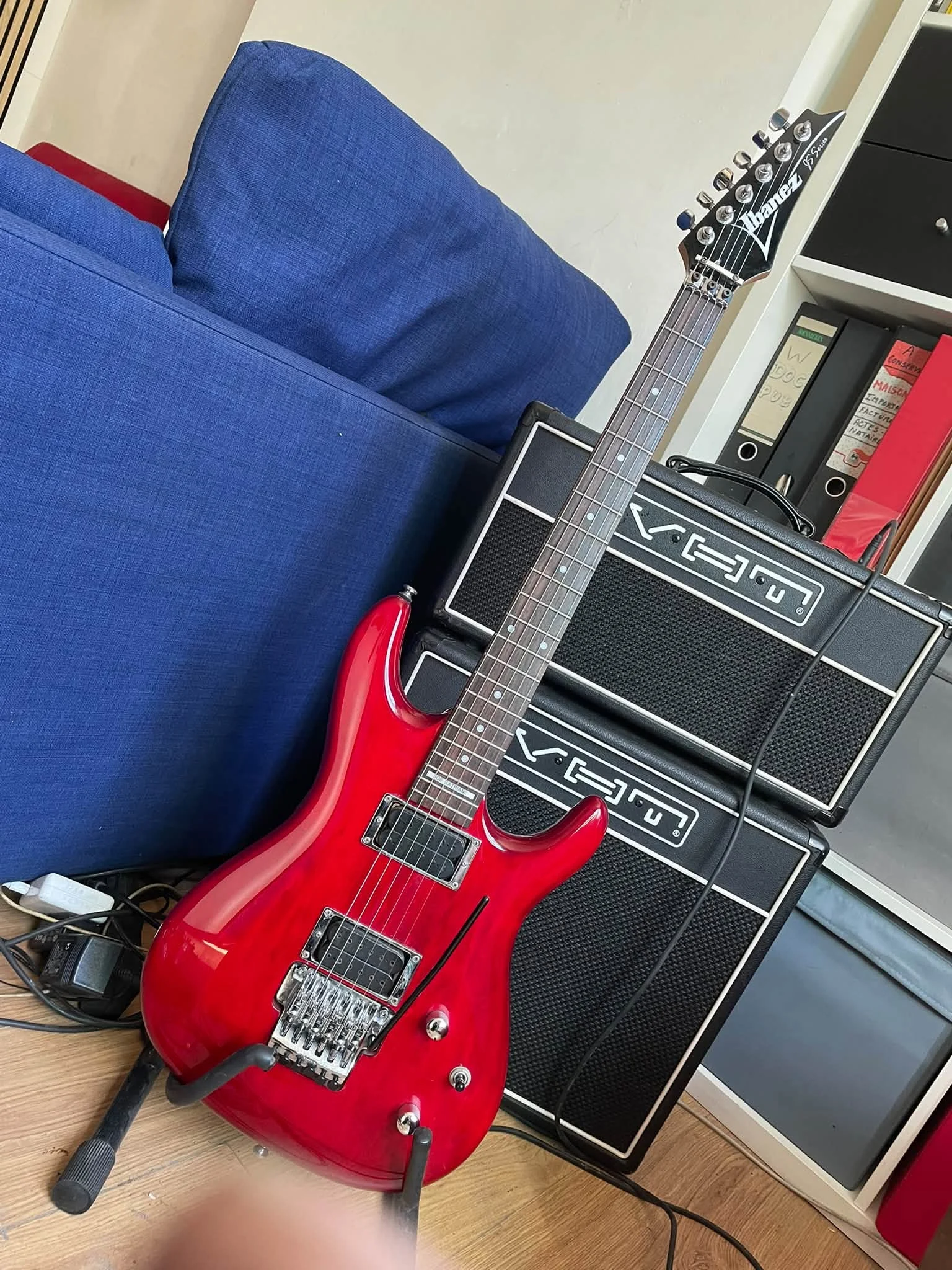 Une guitare et son ampli