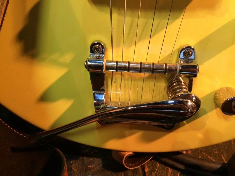 Vibrato type Bigsby sur une guitare Daguet